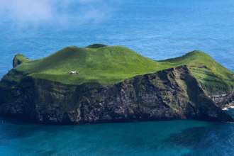 बसेराः आइसलैंड के एक निर्जन द्वीप पर इकलौता घर