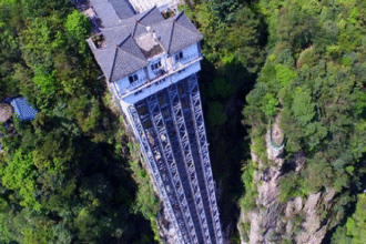 सौ ड्रैगनों की लिफ्ट : मिनटों में जमीन से पहाड़ की चोटी पर पहुंचाती