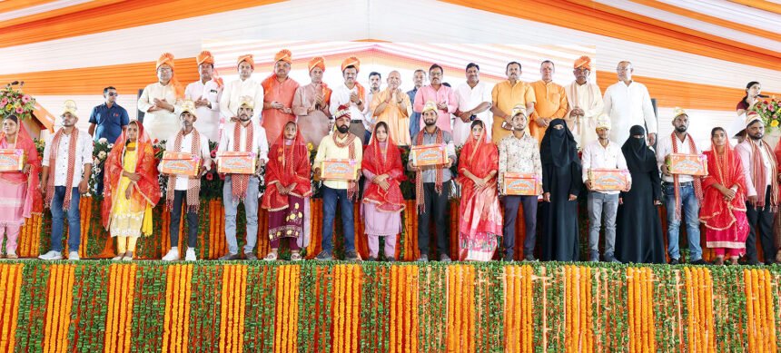 1200 बेटियों के सामूहिक विवाह समारोह में शामिल हुए CM योगी
