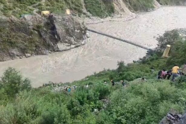 उत्तराखंड के बद्रीनाथ हाईवे पर हुआ हादसा, अलकनंदा नदी में गिरा यात्रियों से भरा टेंपो ट्रैवलर