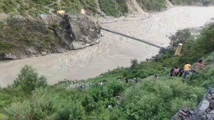 उत्तराखंड के बद्रीनाथ हाईवे पर हुआ हादसा, अलकनंदा नदी में गिरा यात्रियों से भरा टेंपो ट्रैवलर