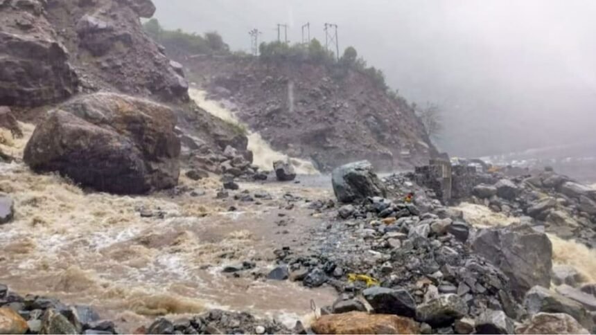 उत्तराखंड में भारी बारिश, चारधाम यात्रा रुकी: बड़कोट-यमुनोत्री मार्ग पर भूस्खलन, 2 लोगों के शव बरामद