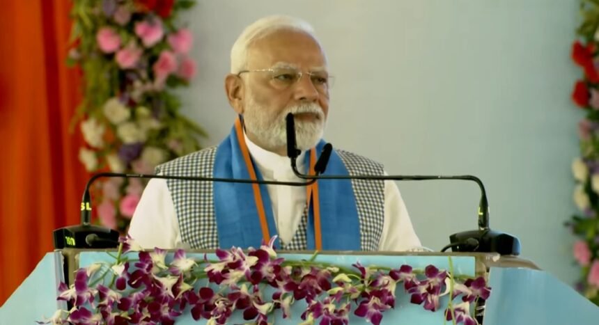 सिवान में PM बोले- RJD बाबा साहेब को पैरों में रखती है, मैं दिल में रखता हूं