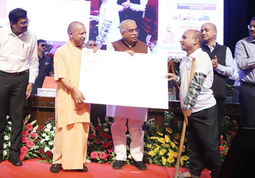 जातीय संघर्ष करवाकर परिवारवाद के नाम पर 'एक जनपद-एक माफिया' देना, यही पिछली सरकारों की उपलब्धि : CM योगी