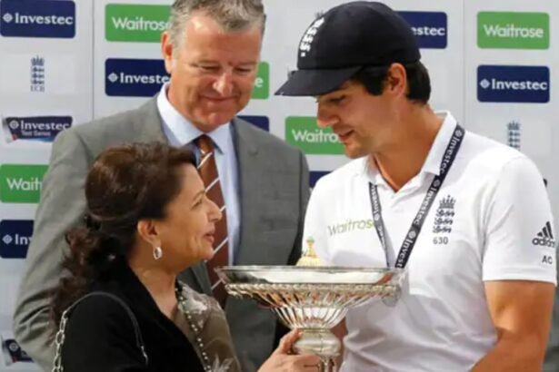 इंग्लिश कप्तान एलिस्टेयर कुक को पटौदी ट्रॉफी सौंपतीं शर्मिला टैगोर।