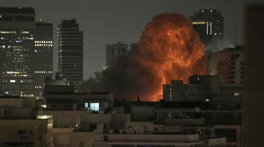 ईरान का इजराइल के मोसाद हेडक्वार्टर पर हमला : मिलिट्री इंटेलिजेंस की बिल्डिंग को भी निशाना बनाया, इजराइल ने ईरानी सेना के कमांडर को मारा