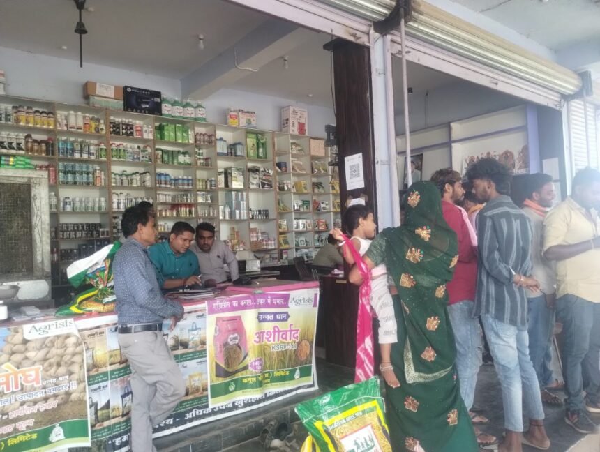 खाद की मुनाफाखोरी करने वालों पर कृषि विभाग की कार्रवाई, गड़बड़ी मिलने पर 4 दुकानदारों को थमाया नोटिस