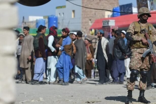 पाकिस्तान : आत्मघाती हमले में सेना के 13 जवानों की मौत, 10 घायल, 19 नागरिकों को भी आई चोट