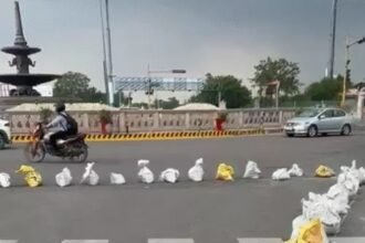 लखनऊ की सड़कों पर ट्रैफिक पुलिस ने रखीं सैकड़ों बोरियां, जानिए क्या है कारण