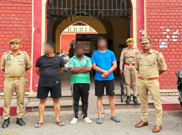 हनीट्रैप में फंसाकर मांगी 51 लाख रुपए की रंगदारी, तीन गिरफ्तार