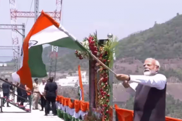 PM Modi ने तिरंगा दिखाकर दुनिया के सबसे ऊंचे रेलवे आर्च ब्रिज का किया उद्घाटन