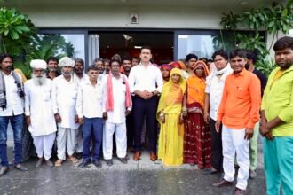 “आपके लिए ही तो हूँ” - कर्नल राज्यवर्धन राठौड़ के सेवा भाव से भावुक हुए ग्रामीण