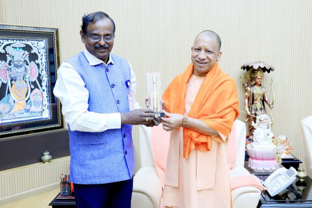 लखनऊ में CM योगी से मिले ISRO चीफ, कहा- यूपी को अपना सैटेलाइट मिलेगा, पायलट प्रोजेक्ट पर जल्द शुरू होगा काम