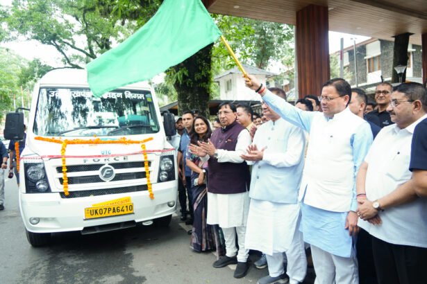 उत्तराखंड : सीएम धामी ने 20 नई वातानुकूलित यूटीसी मिनी टैंपो-ट्रेवलर सेवाओं को हरी झंडी दिखाकर किया रवाना