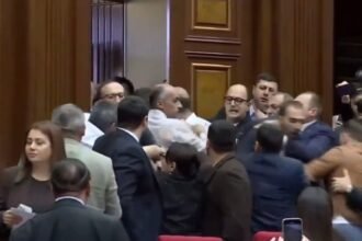 VIDEO : आर्मेनिया की नेशनल असेंबली में सांसदों के बीच मारपीट, बोतलें और मुक्के चले