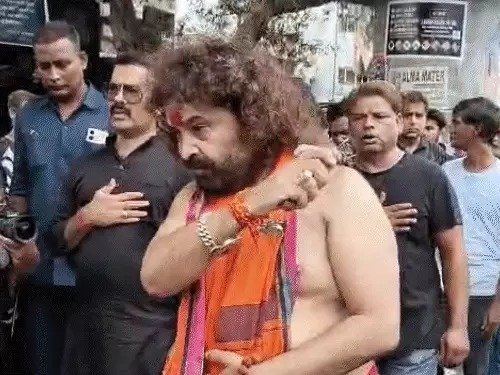 यूपी में मोहर्रम : स्वामी सारंग ने पीठ पर जंजीरें मारीं, प्रतापगढ़ में राजा भैया के पिता हाउस अरेस्ट, चित्रकूट में ताजिया उठाने से इनकार