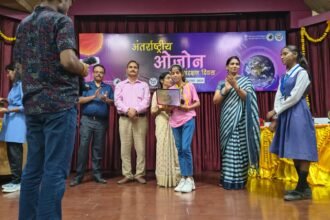 तनिष्का सैनी ओजोन डे चित्रकला प्रतियोगिता में पुरस्कार लेते हुए, मिशन ध्रुव की प्रतिभाशाली छात्रा