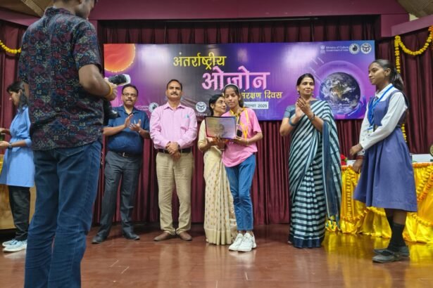 तनिष्का सैनी ओजोन डे चित्रकला प्रतियोगिता में पुरस्कार लेते हुए, मिशन ध्रुव की प्रतिभाशाली छात्रा