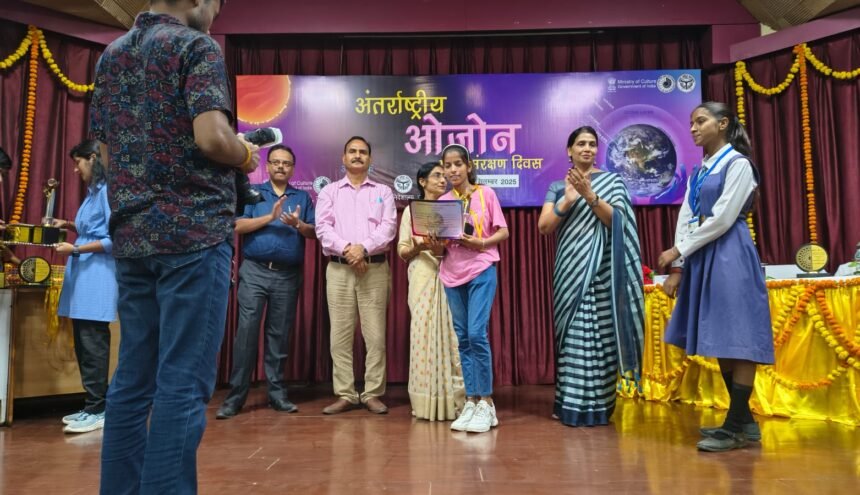 तनिष्का सैनी ओजोन डे चित्रकला प्रतियोगिता में पुरस्कार लेते हुए, मिशन ध्रुव की प्रतिभाशाली छात्रा