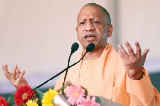 सीएम योगी आदित्यनाथ टीचर एलिजिबिलिटी टेस्ट (TET) अनिवार्यता के फैसले पर बेसिक शिक्षा विभाग को निर्देश देते हुए