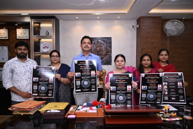 लखनऊ विश्वविद्यालय में विश्व फार्मासिस्ट दिवस 2025 के लिए फ्लायर विमोचन करते हुए कुलपति प्रो. मनुका खन्ना, Pharma Lumen कार्यक्रम की शुरुआत