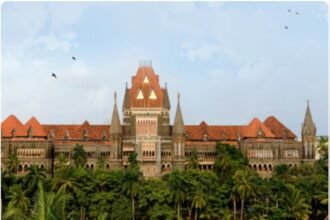 बॉम्बे हाईकोर्ट की कोर्ट रूम में मालेगांव विस्फोट मामले की सुनवाई, जहां पीड़ित परिवारों की याचिका पर एनआईए और बरी आरोपियों को नोटिस जारी किया गया।