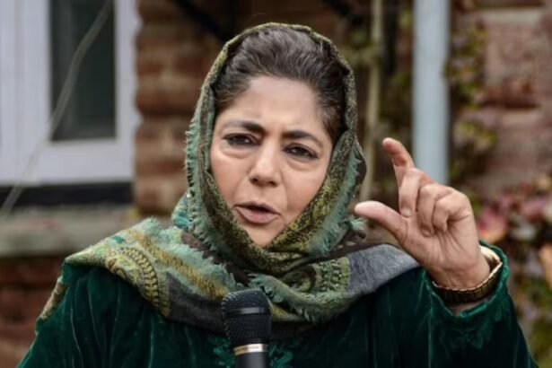 महबूबा मुफ्ती, सज्जाद लोन और मीरवाइज उमर फारूक नजरबंद, जम्मू-कश्मीर में नेताओं को जनाजे में जाने से रोका गया