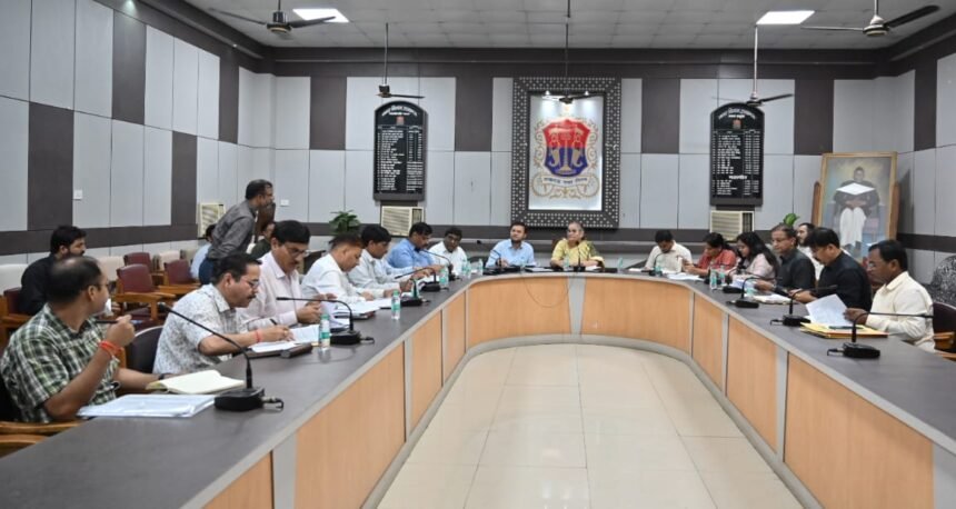 महापौर सुषमा खर्कवाल नगर निगम कार्यालय में गृहकर और करकरेत्तर वृद्धि की समीक्षा बैठक करते हुए।