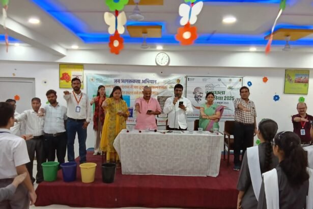 लखनऊ नगर निगम द्वारा स्वच्छता ही सेवा कार्यक्रम के अंतर्गत स्कूलों और सार्वजनिक स्थलों पर चलाया गया विशेष सफाई अभियान