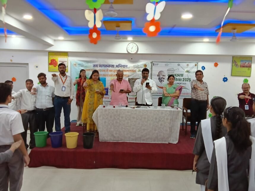 लखनऊ नगर निगम द्वारा स्वच्छता ही सेवा कार्यक्रम के अंतर्गत स्कूलों और सार्वजनिक स्थलों पर चलाया गया विशेष सफाई अभियान