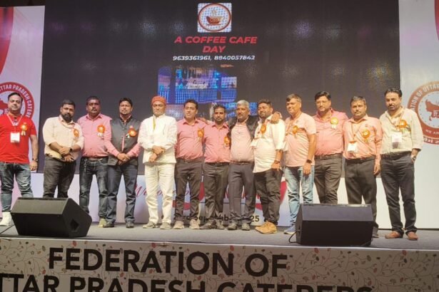 फेडरेशन ऑफ उत्तर प्रदेश कैटरर्स की शुरुआत के अवसर पर लखनऊ में आयोजित कार्यक्रम में शामिल अध्यक्ष, सचिव और अन्य सदस्य