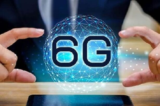 6G स्मार्टफोन टेक्नोलॉजी की अवधारणा, जिसमें तेज़ डेटा स्पीड और Qualcomm का लोगो दिख रहा है