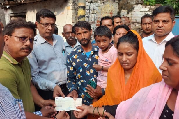 सफाई कार्य के दौरान महिला सफाई कर्मचारी गीता देवी की याद में शोक व्यक्त करते नगर निगम के अधिकारी