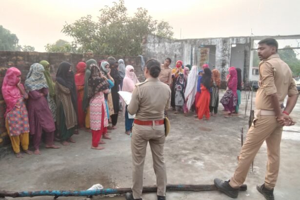 बहराइच के एक अवैध मदरसे की जांच करती पुलिस और प्रशासनिक टीम, शौचालय से बच्चियों की बरामदगी के बाद का दृश्य।