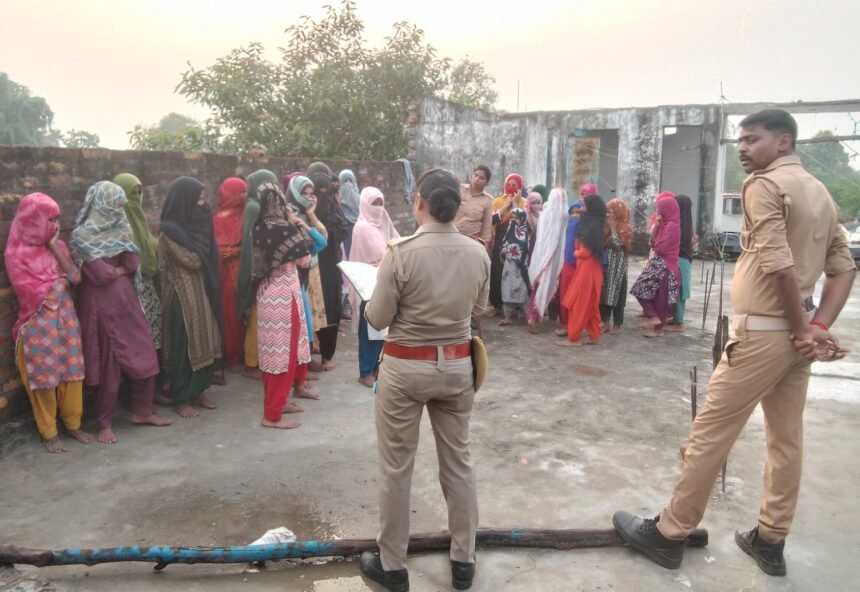 बहराइच के एक अवैध मदरसे की जांच करती पुलिस और प्रशासनिक टीम, शौचालय से बच्चियों की बरामदगी के बाद का दृश्य।