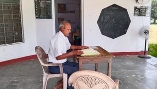 राजस्थान के दौसा जिले में खाली पड़े सरकारी स्कूल में बैठे शिक्षक