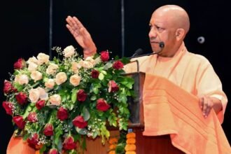 सीएम योगी आदित्यनाथ 'विकसित उत्तर प्रदेश विजन 2047' कार्यक्रम के दौरान मंच से संबोधित करते हुए।