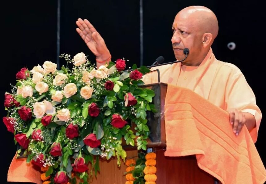सीएम योगी आदित्यनाथ 'विकसित उत्तर प्रदेश विजन 2047' कार्यक्रम के दौरान मंच से संबोधित करते हुए।