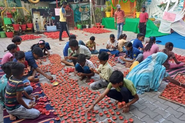 ग्रामीण महिला और छात्र मिट्टी के दीयों को हाथ से बनाते और रंगते हुए – मिशन उजाला दीपावली अभियान