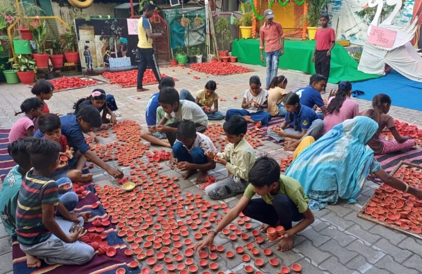ग्रामीण महिला और छात्र मिट्टी के दीयों को हाथ से बनाते और रंगते हुए – मिशन उजाला दीपावली अभियान