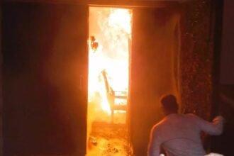 उन्नाव के सरस्वती टाकीज में लगी भीषण आग, दमकल की गाड़ियां आग बुझाने में जुटीं