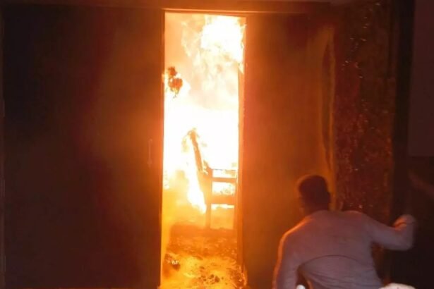 उन्नाव के सरस्वती टाकीज में लगी भीषण आग, दमकल की गाड़ियां आग बुझाने में जुटीं