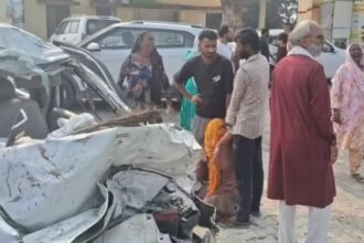 मुज़फ़्फ़रनगर सड़क हादसा: हरिद्वार अस्थि विसर्जन जा रहे परिवार की कार ट्रक से टकराई, छह की मौत
