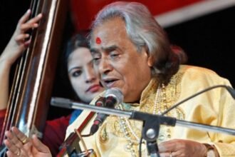 पद्मविभूषण शास्त्रीय गायक पंडित छन्नूलाल मिश्र जी का अंतिम चित्र, भारतीय संगीत को समर्पित जीवन का सम्मानजनक विदाई क्षण।