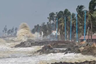 बंगाल की खाड़ी में उठे चक्रवाती तूफान के कारण ओडिशा तट पर ऊंची लहरें और तेज़ हवाएं चलती हुईं।