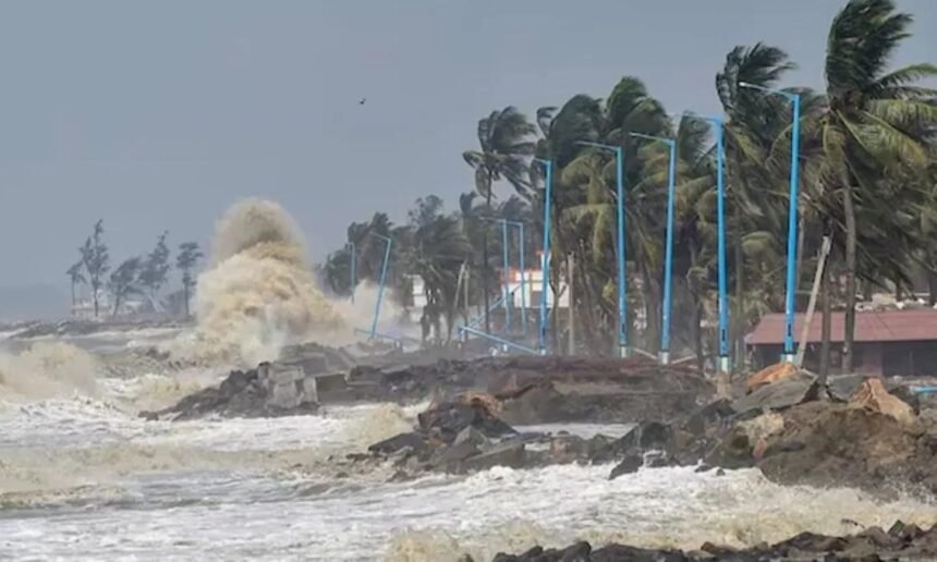 बंगाल की खाड़ी में उठे चक्रवाती तूफान के कारण ओडिशा तट पर ऊंची लहरें और तेज़ हवाएं चलती हुईं।