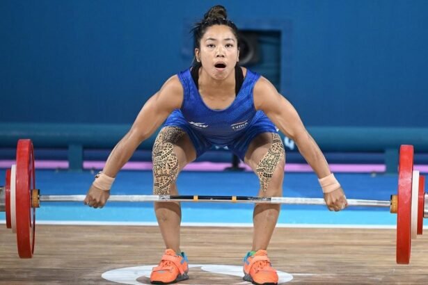 विश्व भारोत्तोलन चैंपियनशिप 2025 में मीराबाई चानू ने 199 किग्रा वजन उठाते हुए रजत पदक जीता, नॉर्वे के फोर्डे में हुआ मुकाबला।