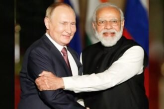 रूसी राष्ट्रपति व्लादिमीर पुतिन सोची में पीएम नरेंद्र मोदी को बुद्धिमान नेता बताते हुए भारत-रूस संबंधों की सराहना करते हुए।