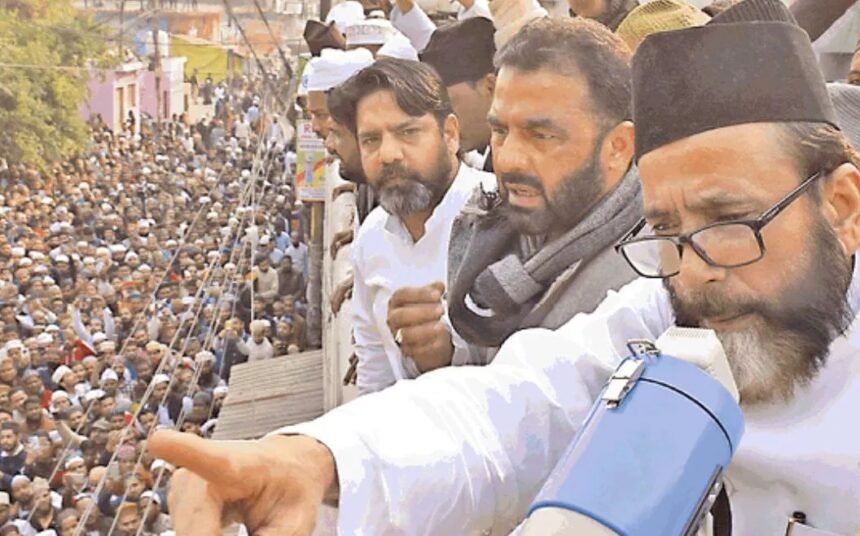 मौलाना तौकीर रजा पर कार्रवाई के बाद बरेली में प्रशासनिक सख्ती और नेताओं द्वारा दूरी बनाए जाने की खबर से जुड़ा चित्र।