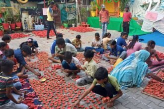 मिट्टी के हस्तनिर्मित दीयों से सजी दीपावली की सजावट – मिशन उजाला अभियान के अंतर्गत महिला कारीगरों और कुम्हारों द्वारा बनाए गए दीये।